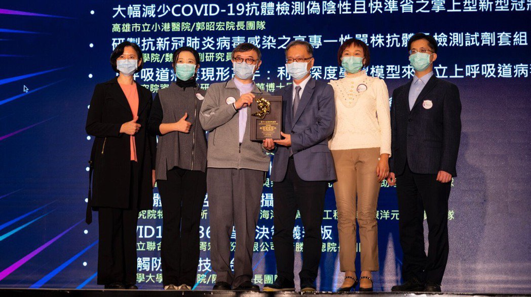 聯合醫院副總院長黃遵誠(左三)與health inventor創辦人趙玉萍博士(... 聯合醫院副總院長黃遵誠(左三)與health inventor創辦人趙玉萍博士(...